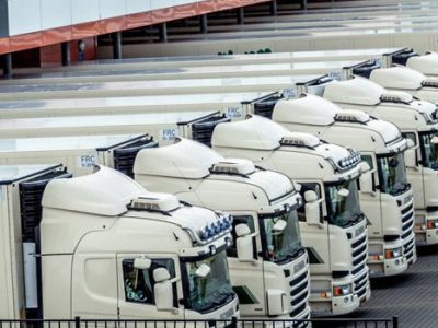 LKW des Venloer Transport vor dem Weyers Gebäude
