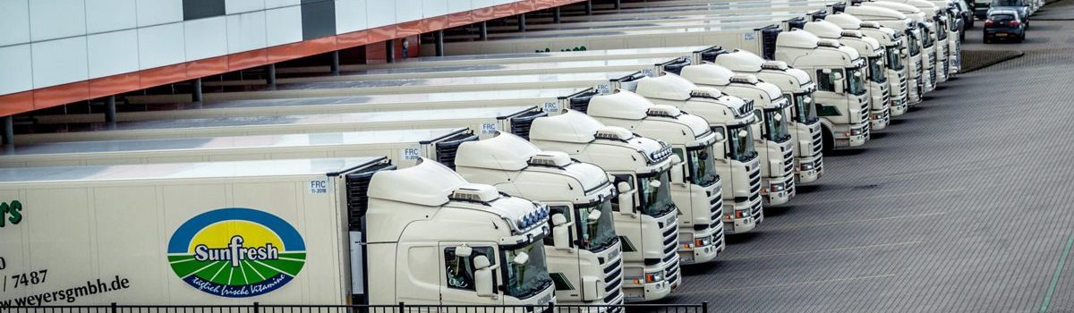 LKW des Venloer Transport vor dem Weyers Gebäude